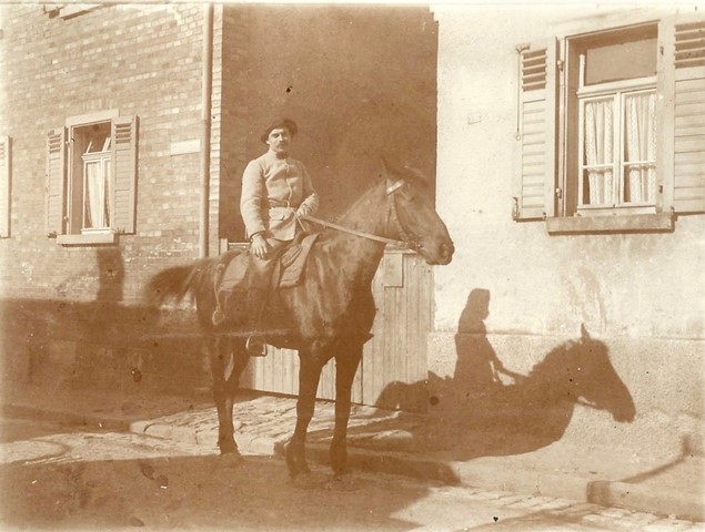Ein französischer Soldat zu Pferd in der Neuen Schmiedgasse. - Foto: Archiv Hans-Peter Hexemer