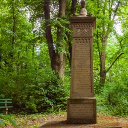 Der historische Friedhof mit dem Napoleonstein